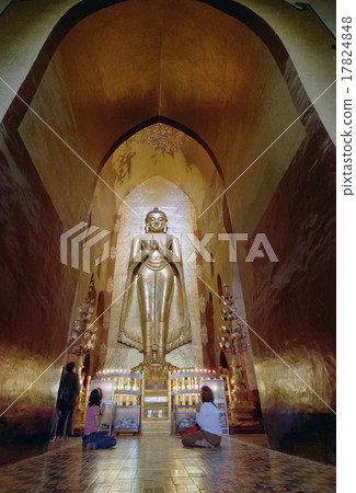 BAGAN, MYANMAR - JAN 5: Undefiend buddhist are praying the Stand 17824848