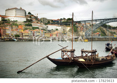 Boats on the river Boats on the river 17825613