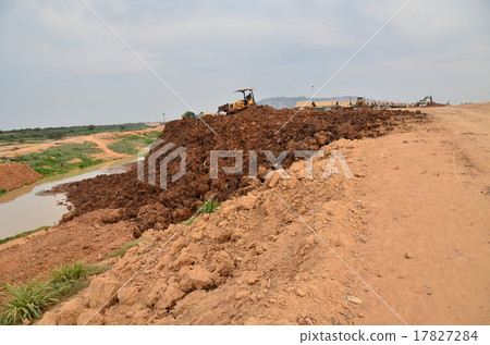 柬埔寨暹粒在Tonle Sap土地周圍填埋 17827284