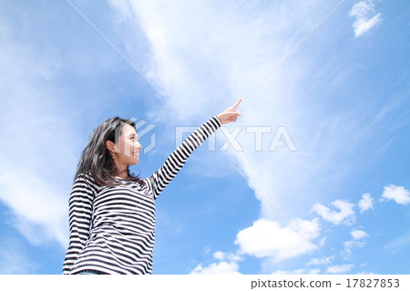 有長的頭髮的美麗的小姐有藍天后面的 有長的頭髮的美麗的小姐有藍天后面的 17827853