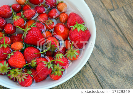 新鮮的野草莓 17829249