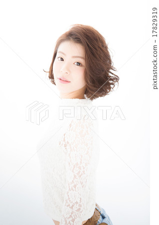 短頭髮的女人 17829319