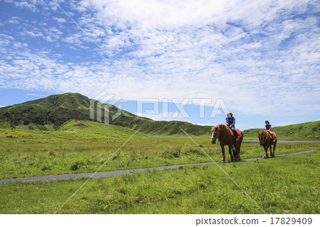 Horse riding with parents at Kusurigahama, Mt. Aso 17829409