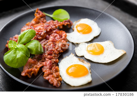 Bacon and quail eggs 17830186