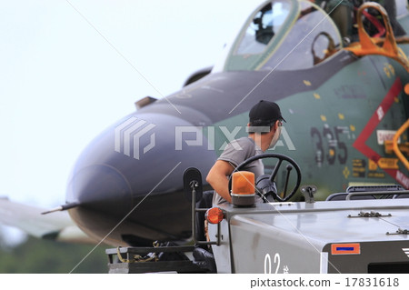 戰鬥機和SDF 17831618