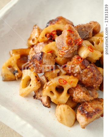 Stir-fried lotus root and pork Chinese style (high angle) Stir-fried lotus root and pork Chinese style (high angle) 17831839