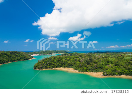 從沖繩縣的Walmi Ohashi橋的看法 17838315