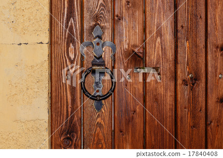 Metal rusty round handle on wooden door Metal rusty round handle on wooden door 17840408