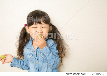 Shine Muscat eating girl 17840532