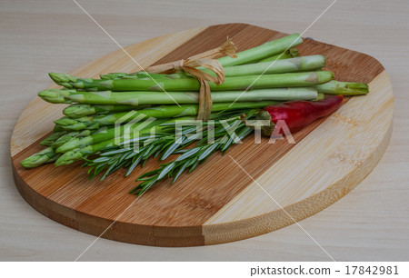Raw asparagus 17842981