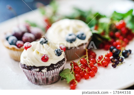 wedding cupcakes 17844338