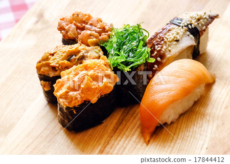 tasty sushi 17844412