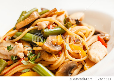 noodles with chicken 17844444