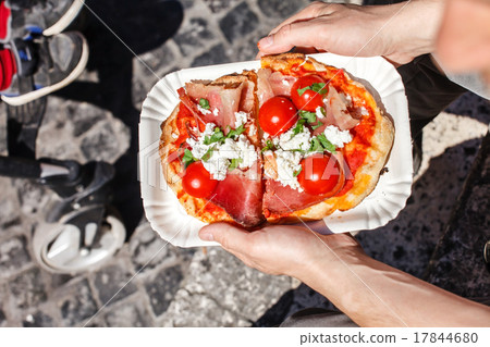 Italian pizza 17844680