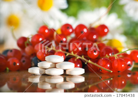 vitamin tablets 17845438