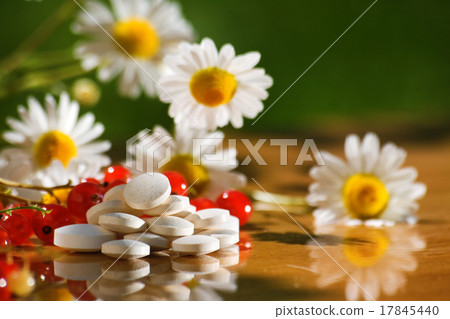 vitamin tablets 17845440
