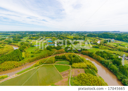 安曇野河和附近的Satoyama和Paddy Field風景 17845665