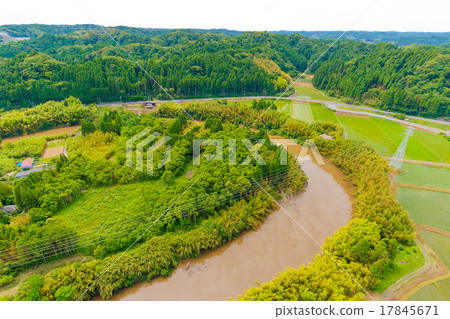 安曇野河和附近的Satoyama和Paddy Field風景 17845671