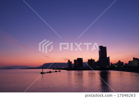 Takamatsu Harbor at dawn and Yashima (Kagawa prefecture Takamatsu City, Takamatsu Symbol Tower) 17846263