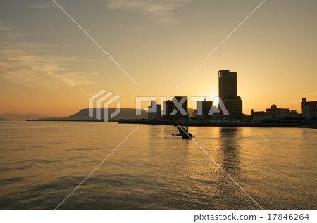 高松港和新大谷高松港（高松市，香川縣，高松象徵塔） 17846264