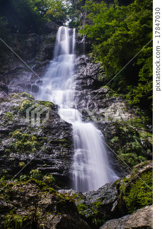 奈良的奈良瀑布“琵琶瀑布” 17847030