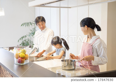 一個家庭在明亮的廚房裡做飯 17847630