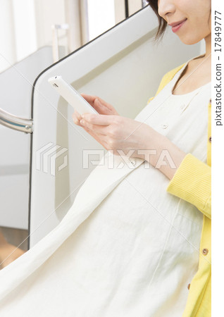 孕婦在智能手機上採取一列火車 17849777