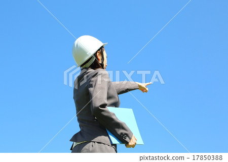 戴著頭盔的西裝的女人 戴著頭盔的西裝的女人 17850388