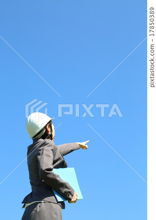 戴著頭盔的西裝的女人 戴著頭盔的西裝的女人 17850389