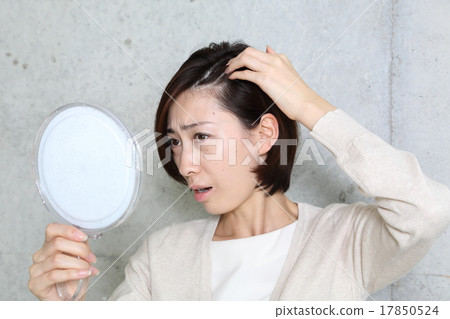 髪を気にする女性 17850524