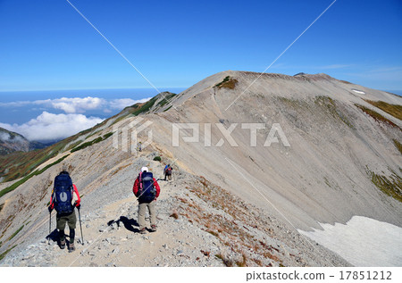 登山者在山脊上行走 17851212