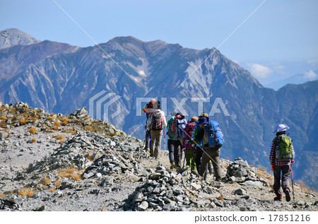 登山者在山脊上行走 登山者在山脊上行走 17851216
