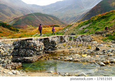 穿過Raicho-shirasawa橋的登山者 穿過Raicho-shirasawa橋的登山者 17851505