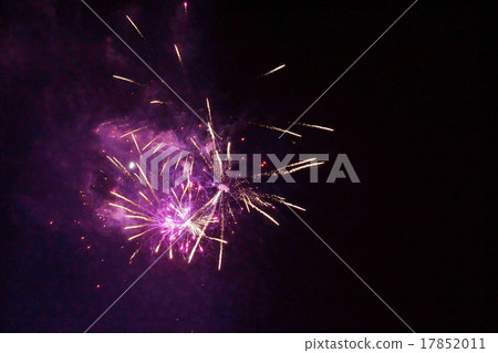 自然設計的煙花背景材料·煙花火像白色羊毛和淺紫色煙霧的軌跡·白色系統無定形水平位置 17852011