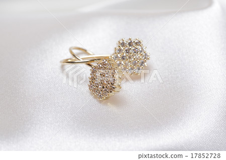 Jewelry, golden earrings Jewelry, golden earrings 17852728