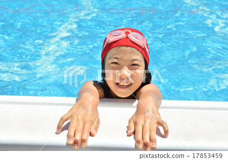 一個嘲笑池畔的女孩 一個嘲笑池畔的女孩 17853459