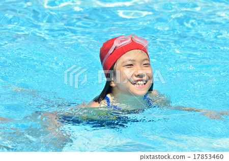 嘲笑池的女孩 17853460