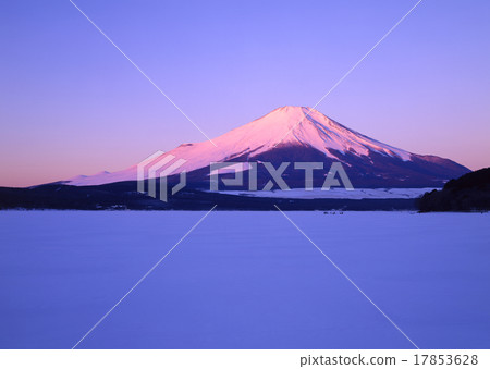 Morning frozen Lake Yamanaka and Mount Fuji 17853628