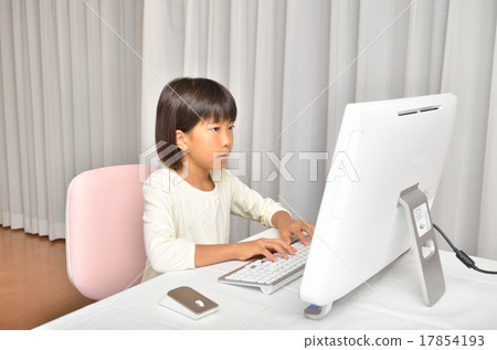 操作個人電腦的女孩 17854193