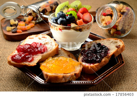 水果酸奶和白葡萄和核桃麵包 17856403