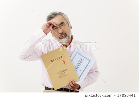 認為持有遺囑公證書和房地產登記處的男性高級 17856441