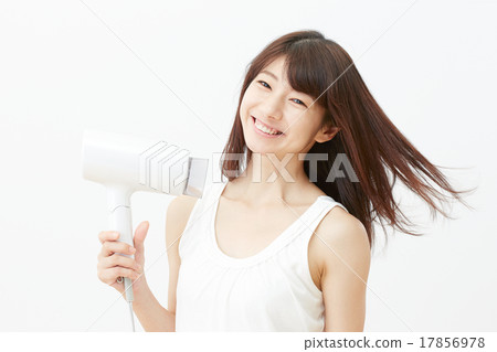 一個女人用吹風機 17856978