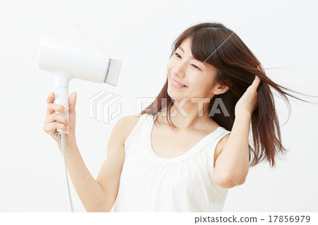 一個女人用吹風機 17856979