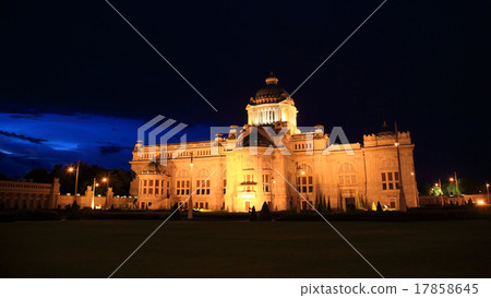 Ananta Samakhom throne hall at twilight, thailand 17858645