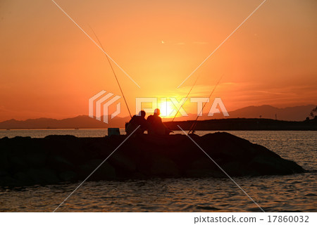 Families fishing for dusk Families fishing for dusk 17860032
