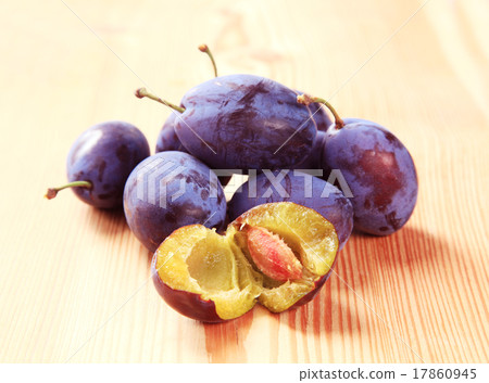 Ripe plums Ripe plums 17860945