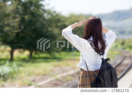 一個漂亮的學校女孩在車站回家等待火車 一個漂亮的學校女孩在車站回家等待火車 17862278