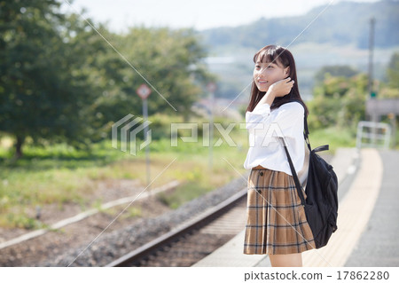 一個漂亮的學校女孩在車站回家等待火車 一個漂亮的學校女孩在車站回家等待火車 17862280