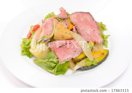 Delicious roast beef salad 17863315