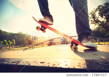 skateboarder legs skateboarding at skatepark ramp skateboarder legs skateboarding at skatepark ramp 17867317